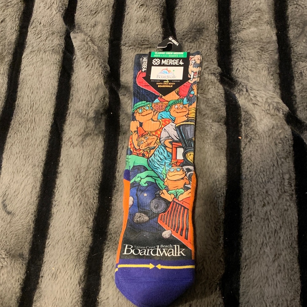 #175 NWT Men's Boardwalk Graphic Socks - Blue and Orange